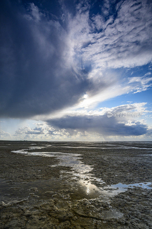 在荷兰北部的瓦登海自然保护区“de Wadden”，有潮汐沙滩的空旷景观